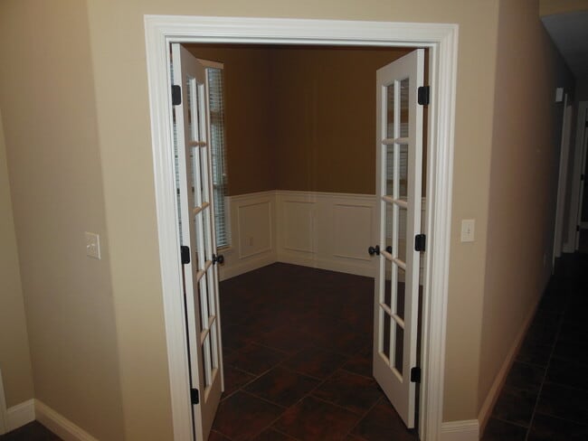 Building Photo - 3 bd 2 ba house, split bedroom design in S...