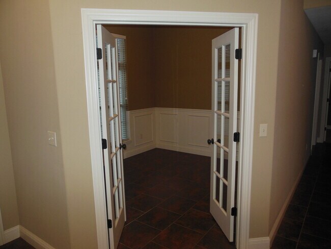Foto del edificio - 3 bd 2 ba house, split bedroom design in S...