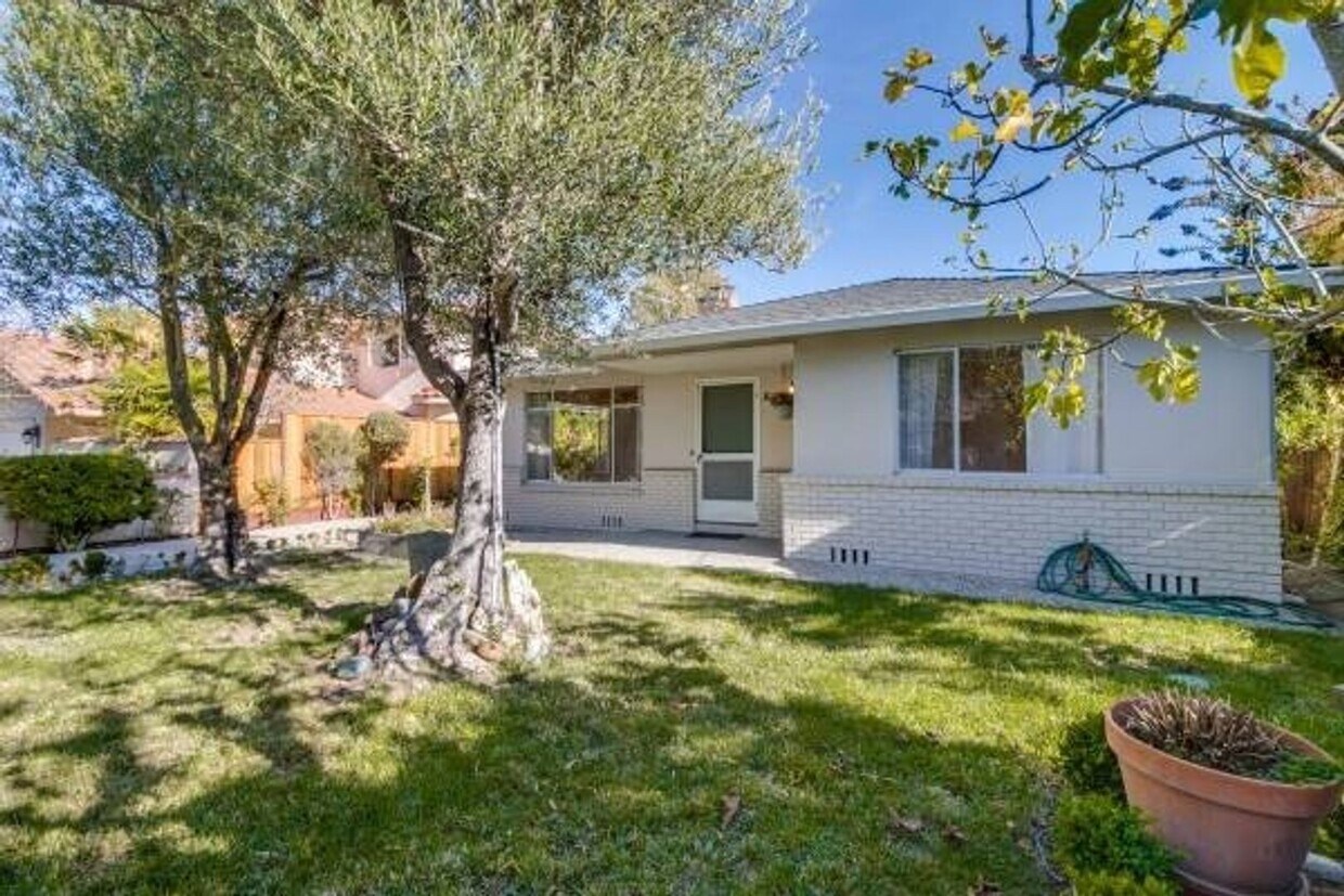 Foto principal - 3 Bed, 2.5 Bath Home in Wonderful Location