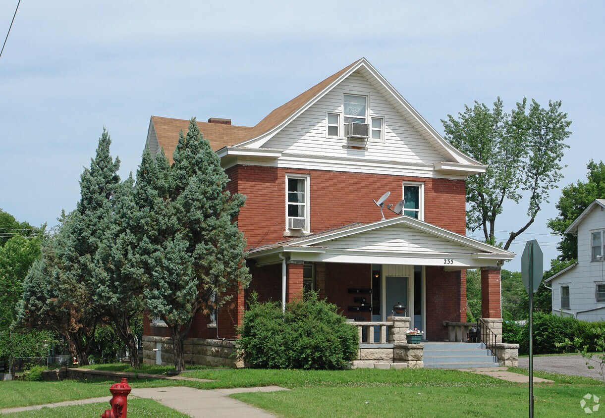Building Photo - 235 SW Tyler St