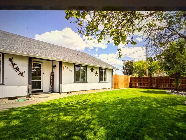 Building Photo - Wow !!! This 3 Bedroom 2 Bath Home with He...