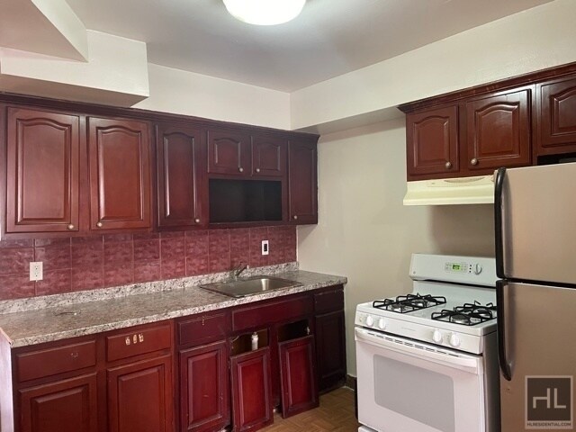 Building Photo - VERY SPACIOUS AND  NATURALLY  BRIGHT 3 BED...