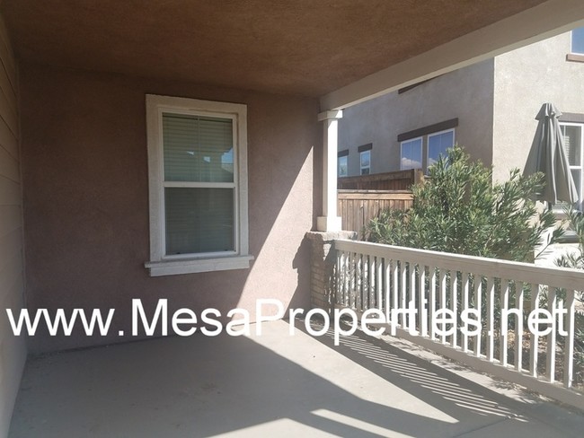 Building Photo - Large 5 Bedroom 2.5 Bathroom home in Hesperia