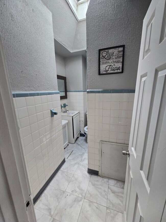 Foto del edificio - 3BR Home + Finished Basement + 1BR Apt