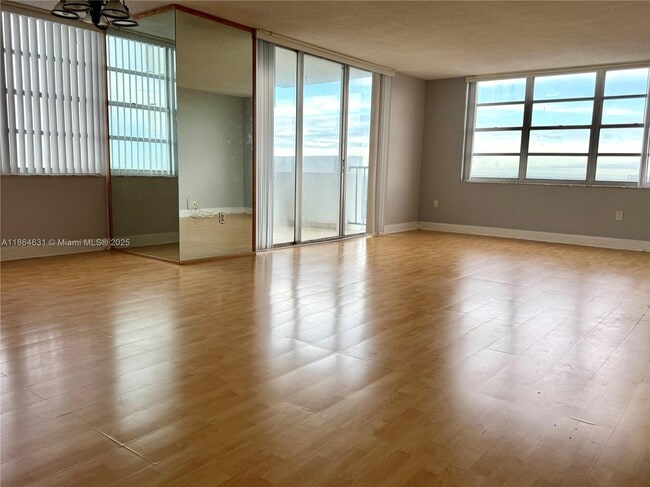 Foto del edificio - 2750 NE 183rd St