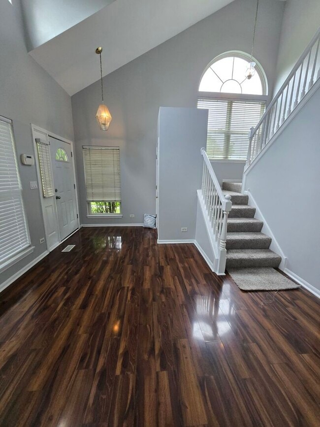 Building Photo - 844 Violet Cir