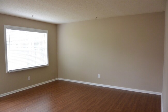 Building Photo - 955 Poplar Leaf Rd