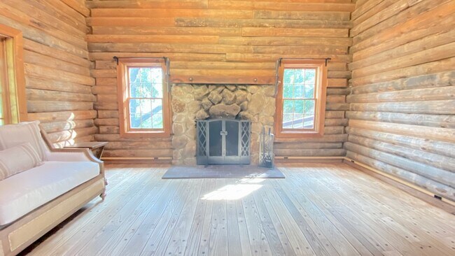 Foto del edificio - 615 Falls Dr