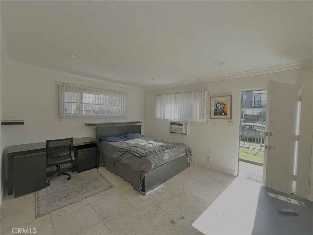 Foto principal - 5255 Denny Ave