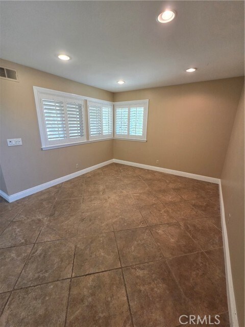 Building Photo - 7 Singingwood