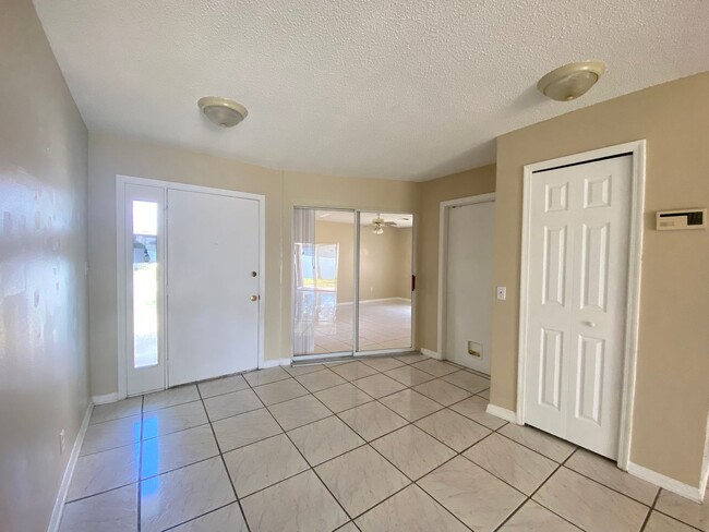 Building Photo - TWO BEDROOM W/ BONUS ROOM - Move In Ready