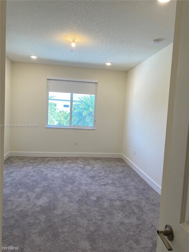 Foto del edificio - 3 br, 2.5 bath House - 10300 NW 66th St Ap...