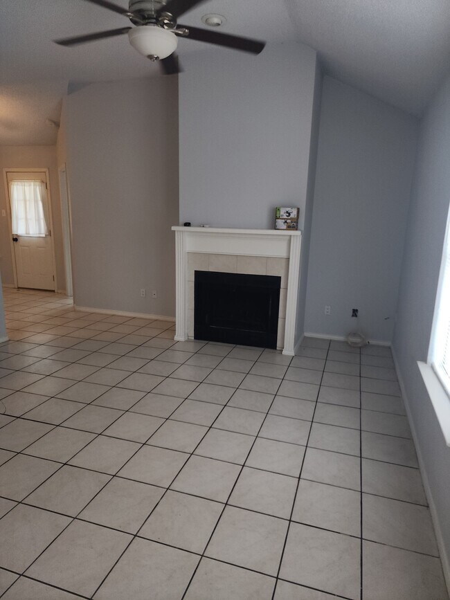 sala de estar con chimenea - 2150 Redwing Way