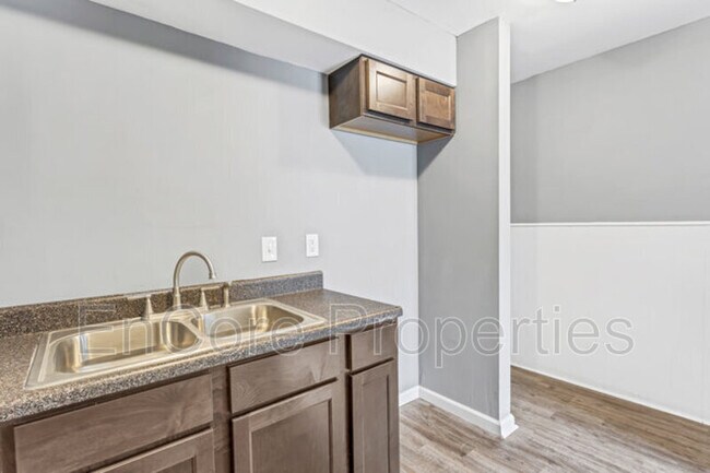 Building Photo - 135 Anistasia Dr