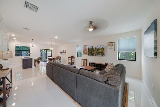 Foto del edificio - 10425 NW 82nd St
