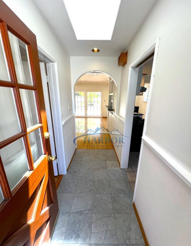 Building Photo - Charming 3 Bedroom 2 Bathroom