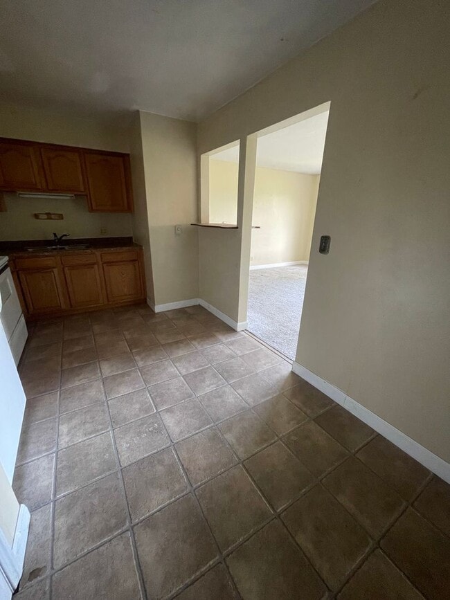 Building Photo - 528 River Forest Rd.