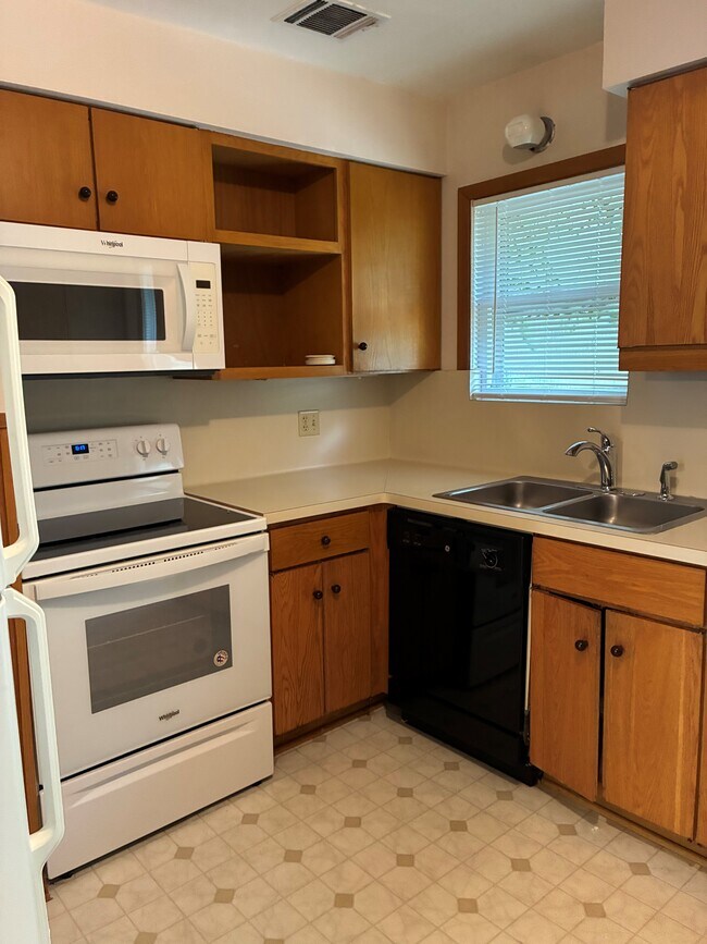 Foto del edificio - 2349 Wroxton Rd