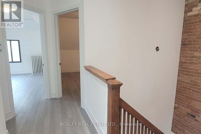 Building Photo - 166-166 Spadina Rd