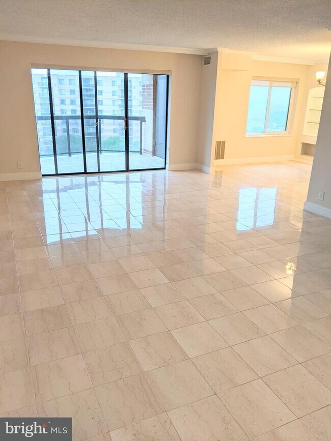 Foto del edificio - 8350 Greensboro Dr