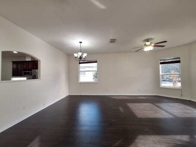 Foto del edificio - Charming 3-Bedroom Home with Spacious Back...