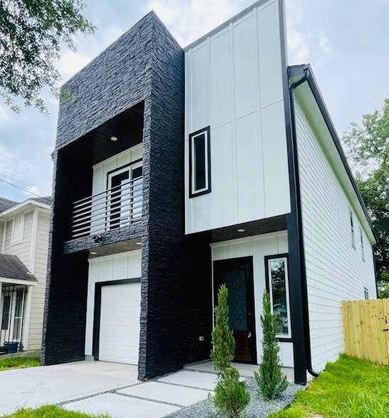 Building Photo - 7203 Weyburn St