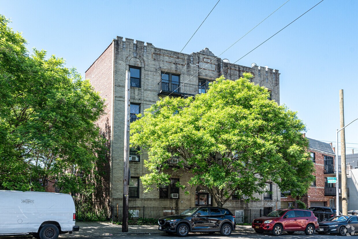 Foto del edificio - 7006 Woodside Ave