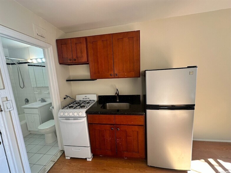 Primary Photo - 589 1st Ave.