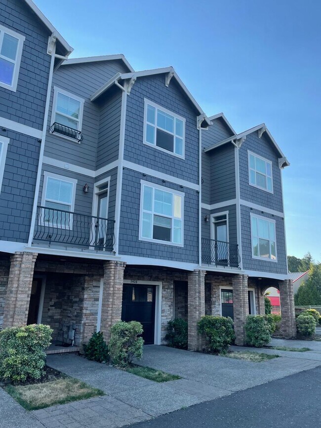 Foto del edificio - Happy Valley Townhome! 2Bed + Den/Office w/ 2.5 Bath ~ Garage, Washer/Dryer ~ Convenient to PDX A...