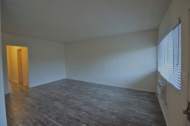 Foto del edificio - 24347 Newhall Ave