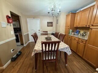 Foto del edificio - Comfort, Convenience & Style — Updated 2-Bed Condo with Pool