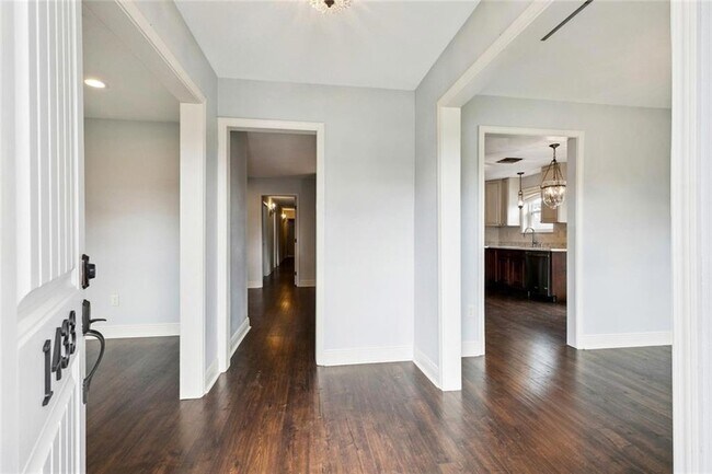 Foto del edificio - 1433 Poinsettia Dr