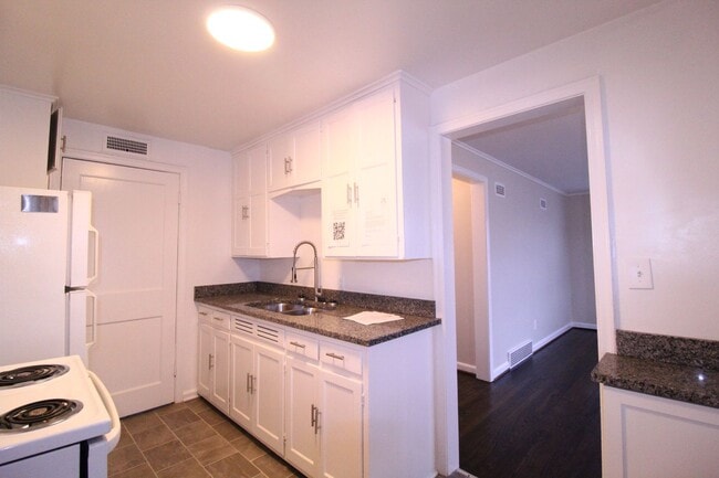 Building Photo - January FREE On This Updated 1 Bedroom 1 Bath Duplex in Olathe Kansas