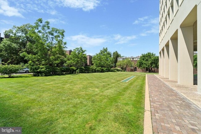 Building Photo - 210 Locust St