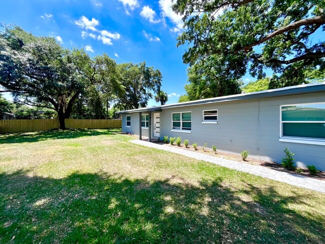 Building Photo - Nice 2BR/1BA Duplex - 1610 Triangle Ave