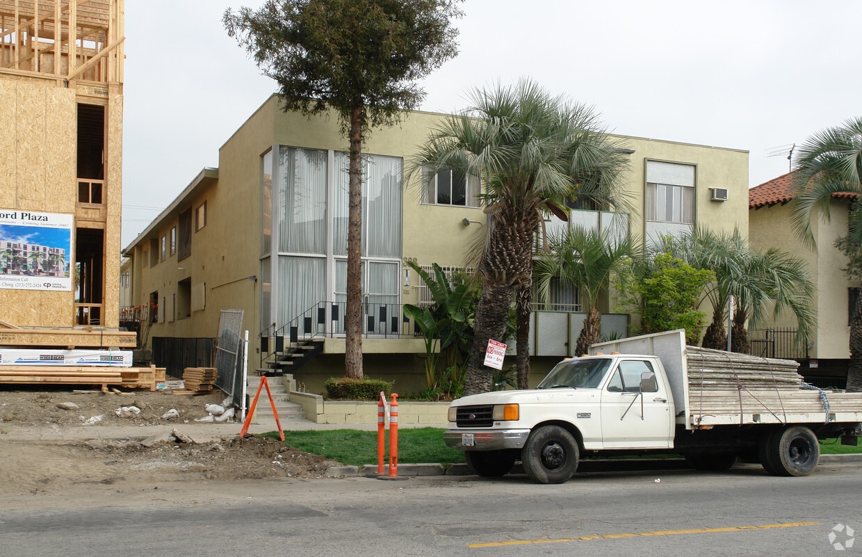 Building Photo - 338 S Oxford Ave