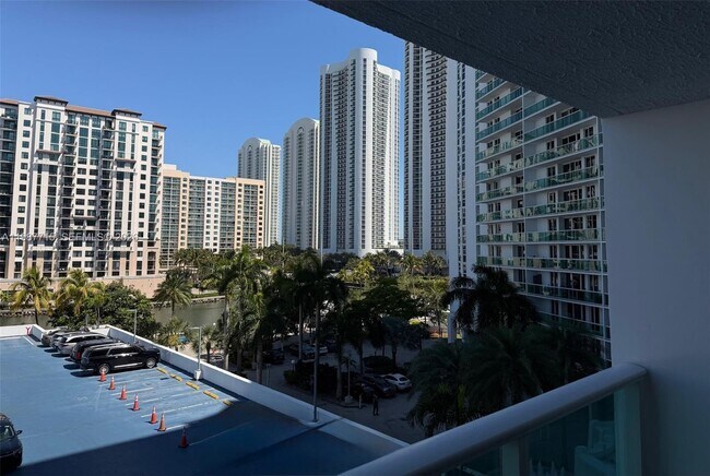 Foto del edificio - 100 Bayview Dr