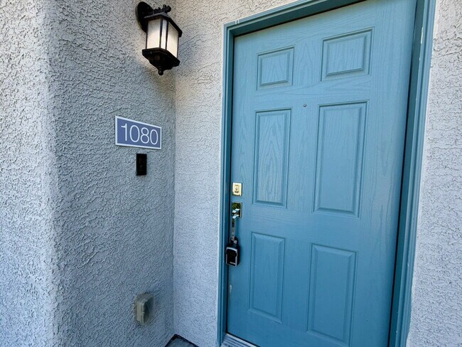 Foto del edificio - 3 BED 3 BATH 2 CAR GARAGE TOWNHOUSE W/ PRIVATE YARD, LOFT & BEDROOM DOWNSTAIRS IN GATED COMMUNITY...