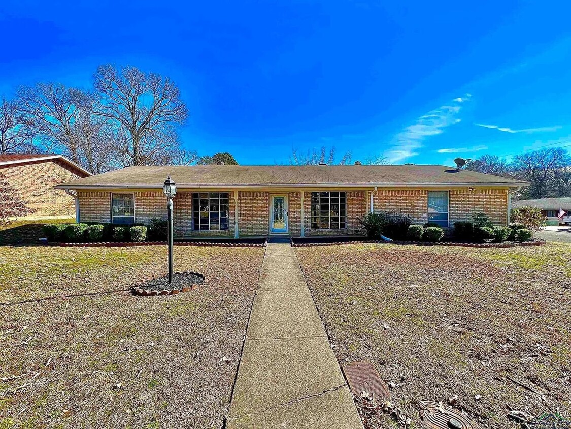 Primary Photo - Beautiful 3 Bedroom home in Pine Tree ISD