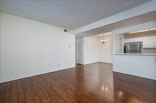 Foto del edificio - GREAT CONDO CLOSE TO VALENCIA MALL!