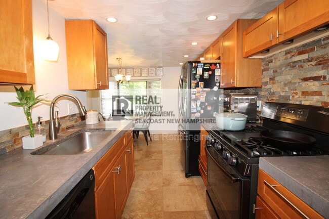 Building Photo - 203 Piscassic St