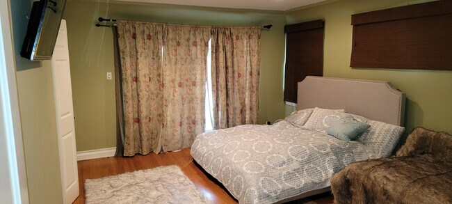 master bedroom bathroom - 9432 Oakmore Rd