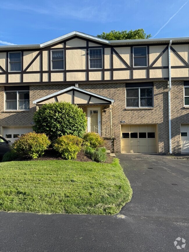 Building Photo - 1083 Cunningham Dr