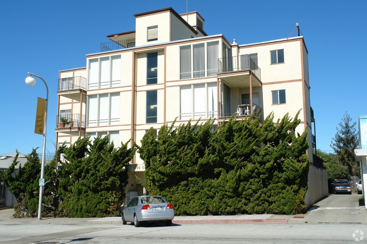 Building Photo - 1000 Oaks