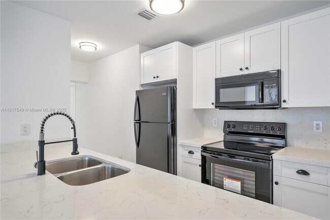 Building Photo - 490 NE 141st St