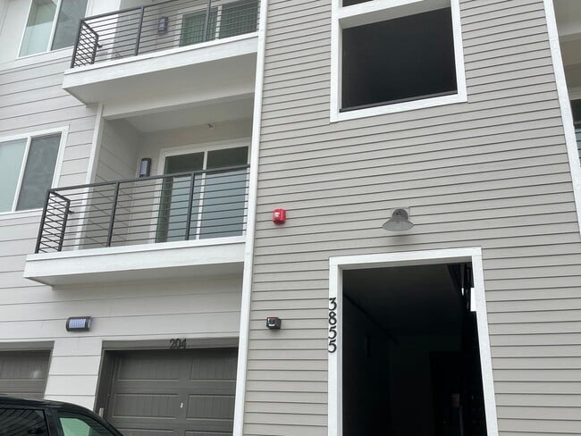 Building Photo - ADA approved 2 bedroom home close to conve...