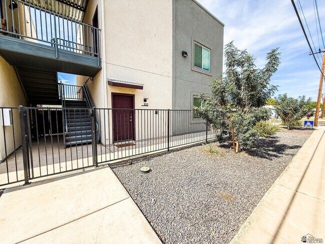 Building Photo - 195 N 17th Ave