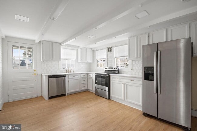 Foto del edificio - 455 Deale Rd