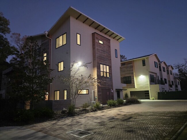 Foto del edificio - FOR RENT 3 bed, 3.5 bath, 3 level brand new condo