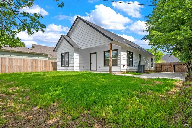 Building Photo - New 3/2 In Historic Southside Fort Worth! ...